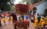 [ẢNH] Đầu xuân xem người đội trâu rơm đi cày, trai giả gái tung trấu gieo mạ...